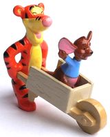 RK - Winnie the Pooh - Roo in Schubkarre - zum Schließen ins Bild klicken